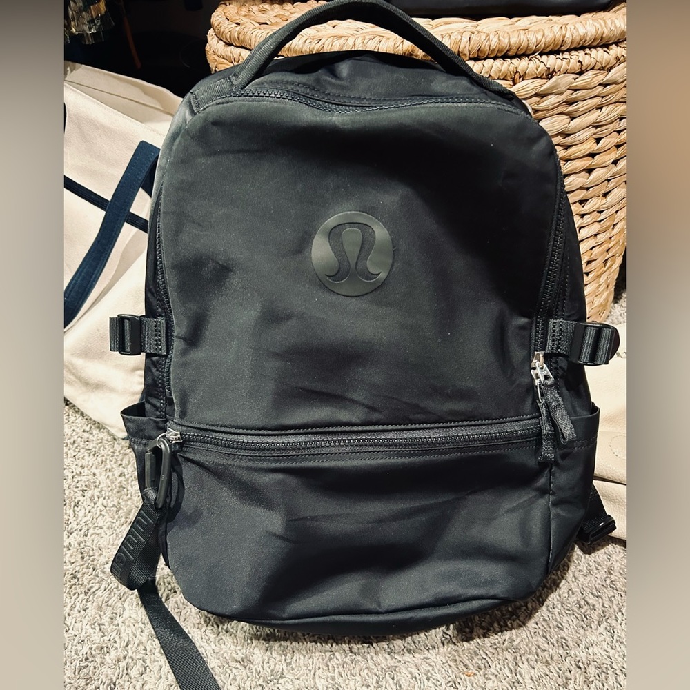 Lululemon new crew 22L black, perfect condition